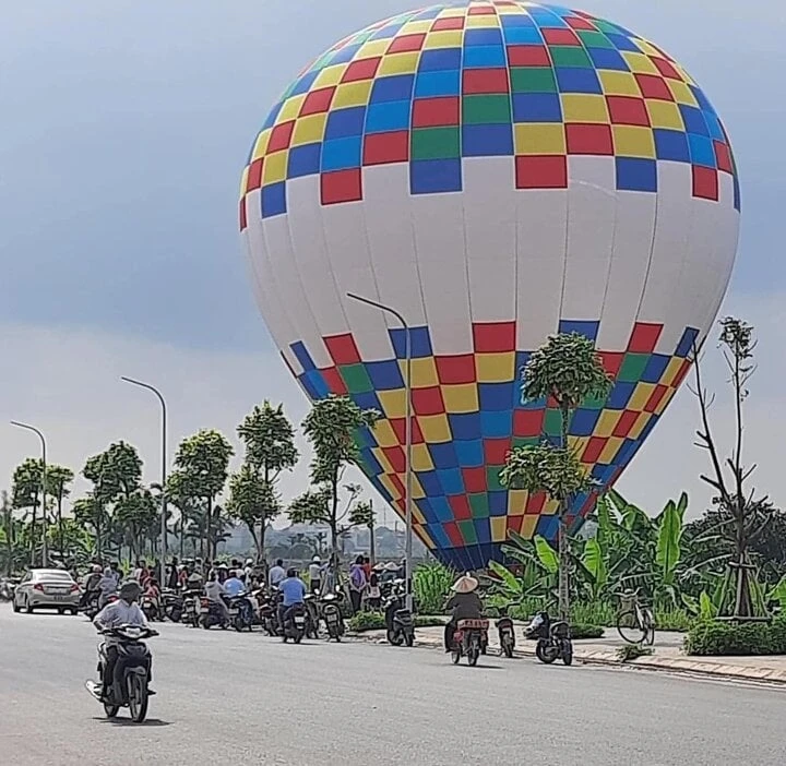  Khinh khí cầu chở 9 người đáp xuống ruộng lúa ở Ba Vì.