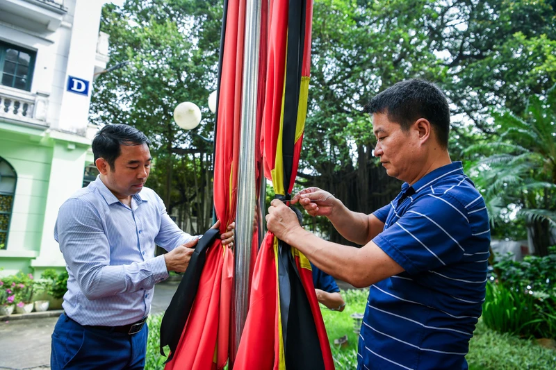 Nhiều cơ quan, công sở ở Hà Nội treo cờ rủ, bày tỏ lòng tiếc thương Tổng Bí thư Nguyễn Phú Trọng. Ảnh: Thành Đạt.