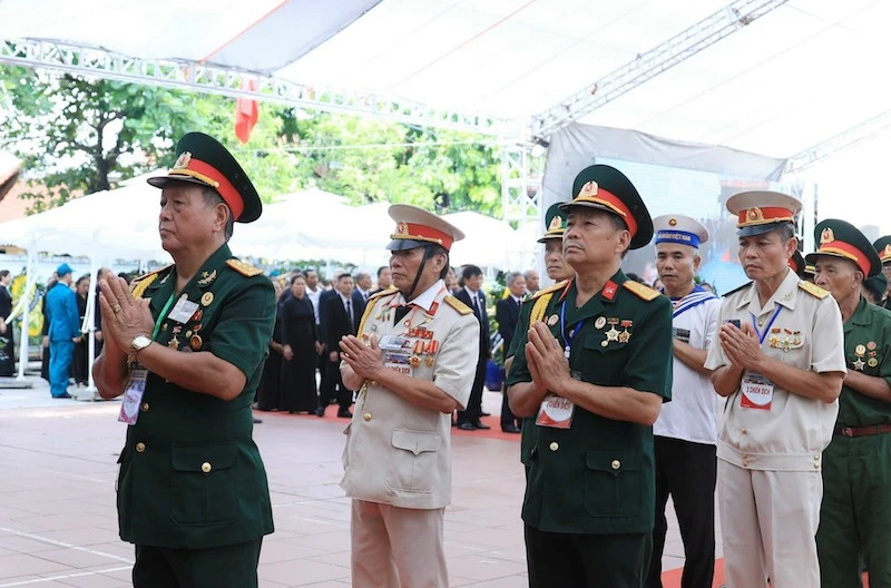 Các cựu chiến binh viếng Tổng Bí thư Nguyễn Phú Trọng tại quê nhà, xã Đông Hội, huyện Đông Anh, Hà Nội.