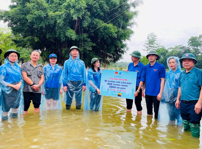 Thành Đoàn Hà Nội, Hội Liên hiệp Thanh niên thành phố Hà Nội trao quà là xuồng máy, nước uống, áo mưa... cho Đoàn Thanh niên huyện Chương Mỹ hỗ trợ người dân vùng lũ.