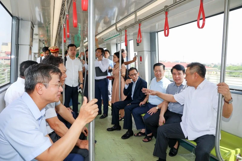 Chủ tịch Ủy ban nhân dân thành phố Hà Nội trải nghiệm đi tàu điện đoạn trên cao tuyến đường sắt đô thị Nhổn-ga Hà Nội.