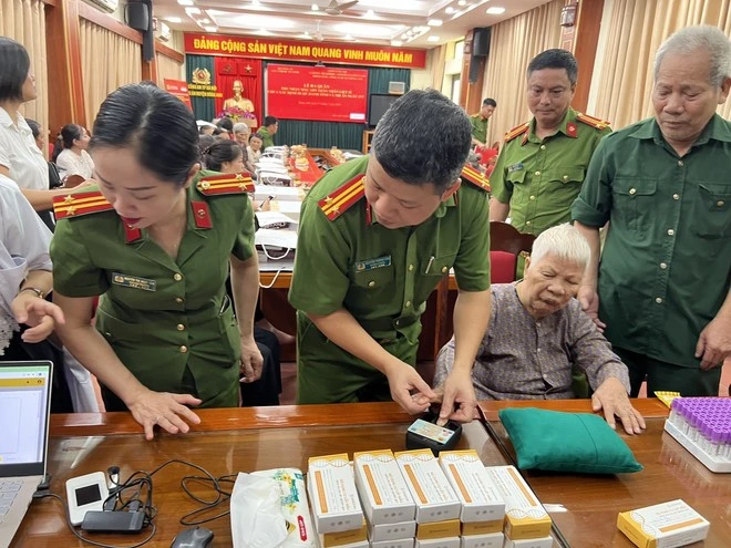 Công an thành phố Hà Nội phối hợp triển khai thu mẫu ADN thân nhân liệt sĩ chưa xác định được danh tính. Ảnh: Công an thành phố Hà Nội.