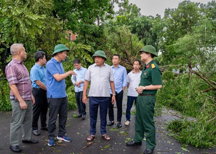 Chủ tịch Ủy ban nhân dân thành phố Hà Nội Trần Sỹ Thanh thị sát công tác khắc phục hậu quả cơn bão số 3 trên địa bàn quận Hoàn Kiếm.