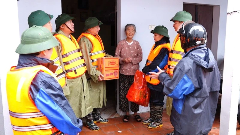 Lãnh đạo huyện Thanh Oai tặng quà cho hộ gia đình khó khăn.