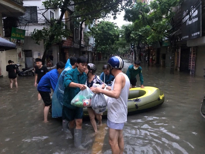 Các lực lượng chức năng phường Phúc Xá (quận Ba Đình, Hà Nội) giúp người dân di chuyển đến nơi an toàn.