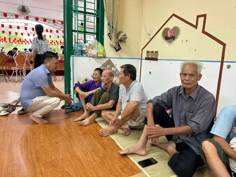 Phó Bí thư Thường trực Huyện uỷ Sóc Sơn thăm hỏi người dân các xã ven sông Cà Lồ tạm cư tại Trường mầm non Trung Giã ngày 12/9.