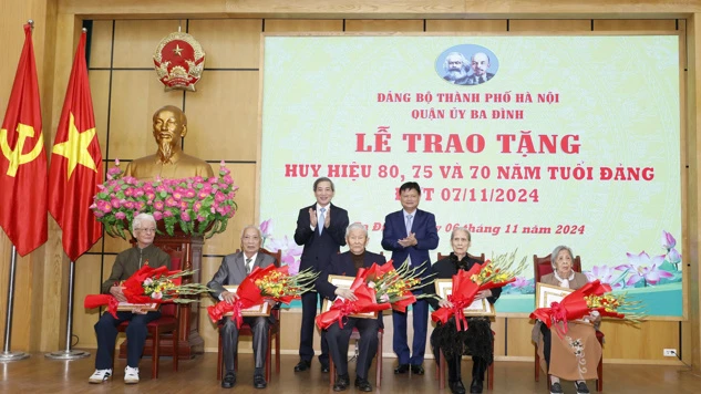 Trưởng Ban Tổ chức Thành ủy Hà Nội Vũ Đức Bảo và Bí thư Quận ủy Ba Đình Hoàng Minh Dũng Tiến trao Huy hiệu Đảng tặng các đảng viên lão thành.