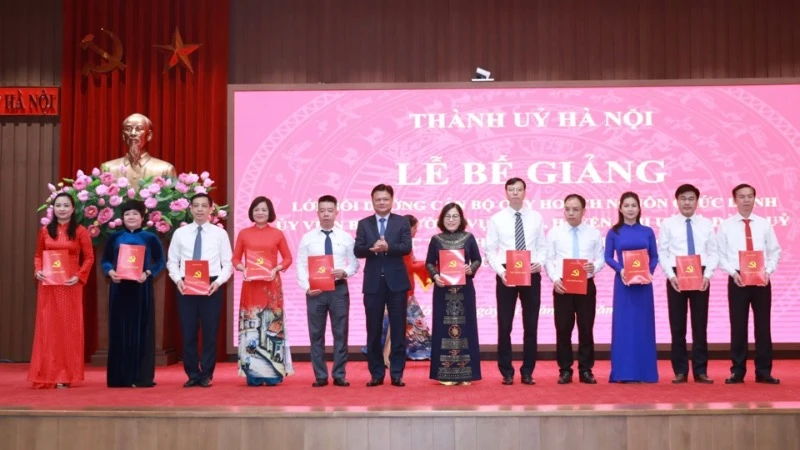 Đồng chí Vũ Đức Bảo, Trưởng Ban Tổ chức Thành ủy Hà Nội trao chứng nhận tốt nghiệp lớp bồi dưỡng cán bộ quy hoạch nguồn chức danh Ủy viên Ban Thường vụ quận, huyện, thị ủy và Đảng ủy trực thuộc Thành ủy Hà Nội. Ảnh: Phạm Hùng.