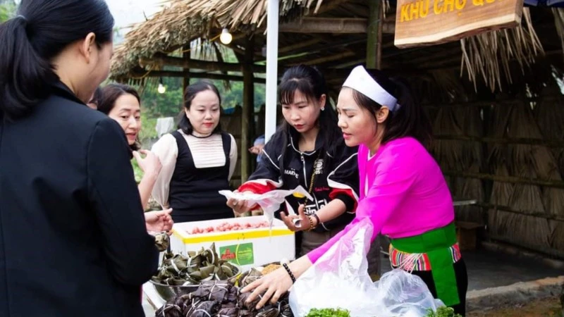 Một gian hàng bán chợ quê tại huyện Ba Vì.