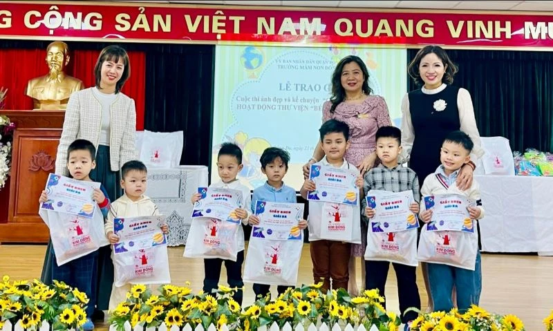 Các cô giáo trao thưởng cho các bé trong cuộc thi "Bé với sách, truyện".