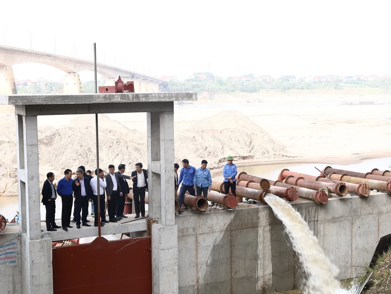 Cục Thủy lợi kiểm tra công tác chuẩn bị lấy nước đợt một trên địa bàn thành phố Hà Nội.
