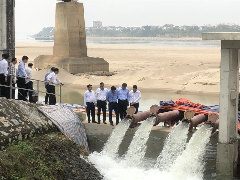 Đoàn công tác Bộ Nông nghiệp và Phát triển nông thôn kiểm tra công tác lấy nước đợt 2 trên địa bàn Hà Nội.