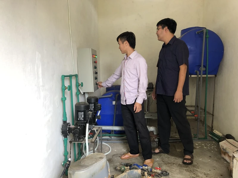 Vận hành máy bơm cung cấp nước sinh hoạt cho nhân dân.