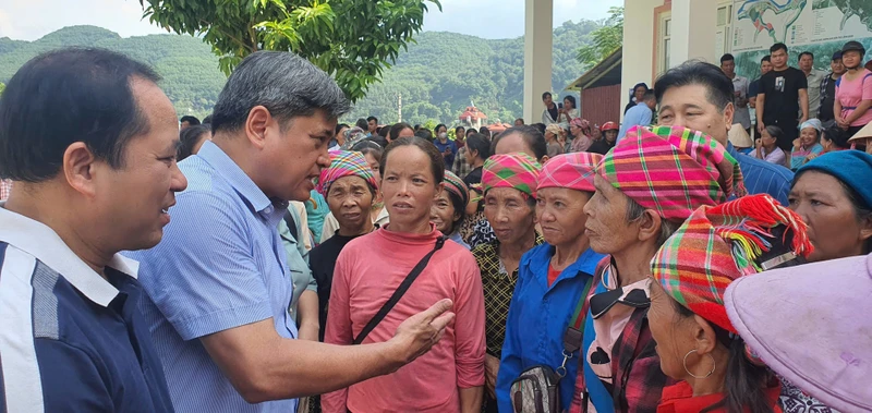 Đoàn công tác của Bộ Nông nghiệp và Phát triển nông thôn chia sẻ khó khăn với nhân dân tỉnh Lào Cai bị ảnh hưởng do bão số 3 vừa qua.