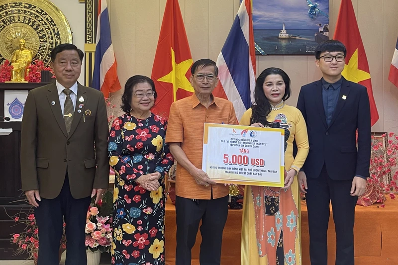 Đại diện Quỹ học bổng Vừ A Dính, Câu lạc bộ “Vì Hoàng Sa, Trường Sa thân yêu” trao tặng quà hỗ trợ phong trào tiếng Việt của kiều bào tỉnh Udon Thani.