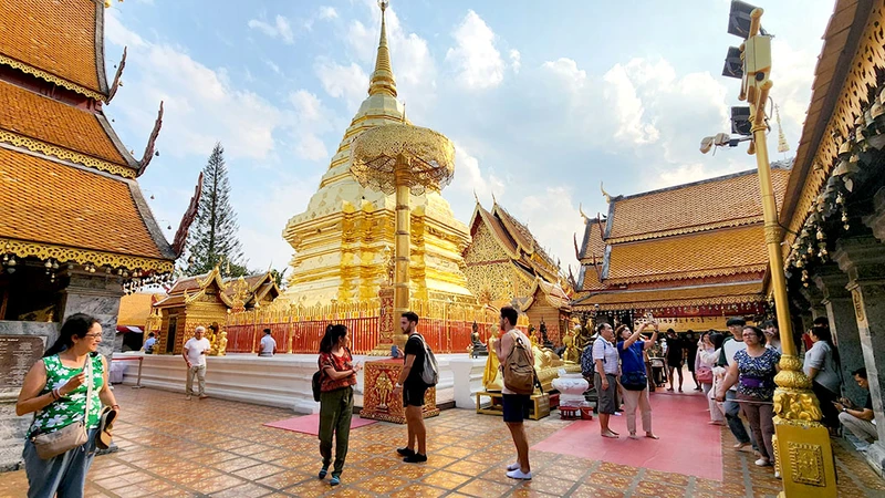 Du khách thăm chùa Wat Phra That, tỉnh Chiang Mai, Thái Lan.
