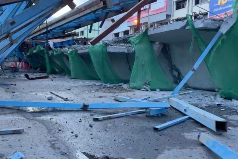 Vụ tai nạn đã khiến hàng loạt khối bê tông lớn đổ sập xuống con đường bên dưới. (Ảnh: Bưu điện Bangkok).