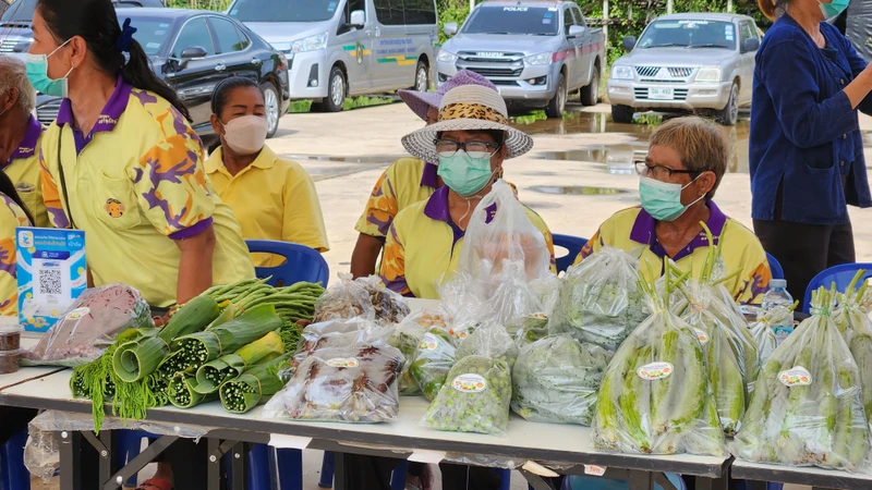 Những người nông dân ở Baan Nong Krating đang bán các sản phẩm nông nghiệp của mình.