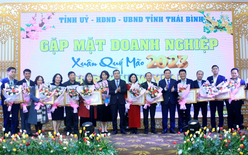 Lãnh đạo tỉnh Thái Bình trao Bằng khen cho các doanh nghiệp có đóng góp lớn cho công tác an sinh xã hội.