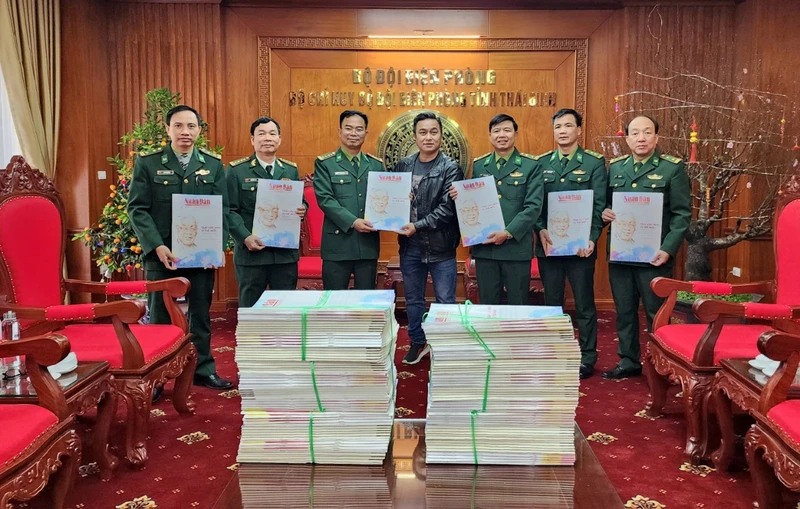Văn phòng đại diện báo Nhân Dân tại tỉnh Thái Bình trao tặng 200 ấn phẩm Báo Nhân Dân số Tết cho Bộ chỉ huy Bộ đội Biên phòng tỉnh Thái Bình.