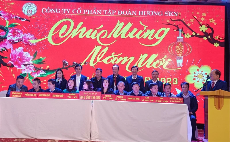 Các đơn vị trong Công ty cổ phần Tập đoàn Hương Sen ký kết giao ước thi đua sản xuất, kinh doanh.