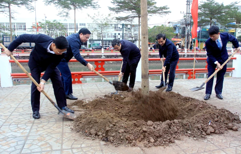 Các đồng chí lãnh đạo tỉnh Thái Bình trồng cây trên tuyến đường Đinh Tiên Hoàng, phường Kỳ Bá (thành phố Thái Bình).