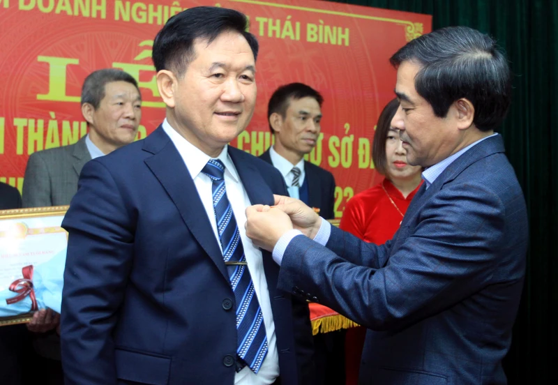 Đồng chí Nguyễn Tiến Thành, Phó Bí thư Thường trực Tỉnh ủy Thái Bình trao Huy hiệu 30 năm tuổi Đảng cho đảng viên trong khối doanh nghiệp.