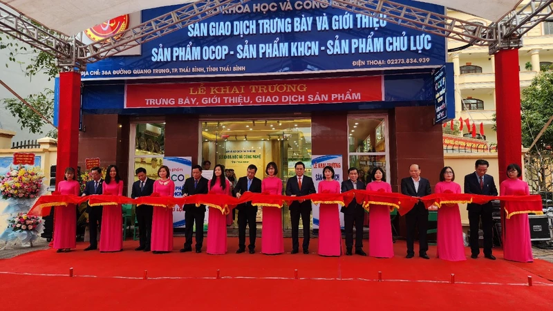 Cắt băng khai trương Sàn giao dịch công nghệ và thiết bị tại tỉnh Thái Bình.