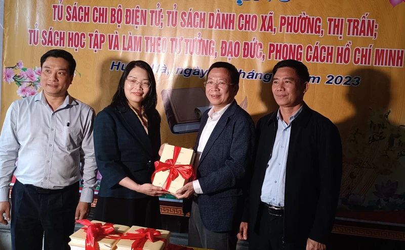 Nhà xuất bản Chính trị Quốc gia Sự thật trao tặng Huyện ủy Hưng Hà (tỉnh Thái Bình) một số đầu sách quý về công tác xây dựng Đảng.