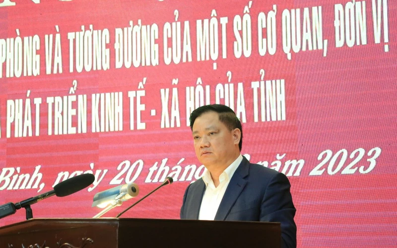 Chủ tịch UBND tỉnh Thái Bình Nguyễn Khắc Thận phát biểu tại buổi gặp gỡ, trao đổi với hơn 70 đại biểu công tác tại một số sở, ngành cấp tỉnh, cấp huyện thường xuyên tiếp xúc với người dân và doanh nghiệp.