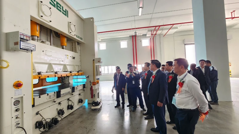 Các đại biểu thăm quan giai đoạn 1 của dự án Nhà máy sản xuất linh kiện điện tử do Công ty TNHH Lotes Việt Nam đầu tư.