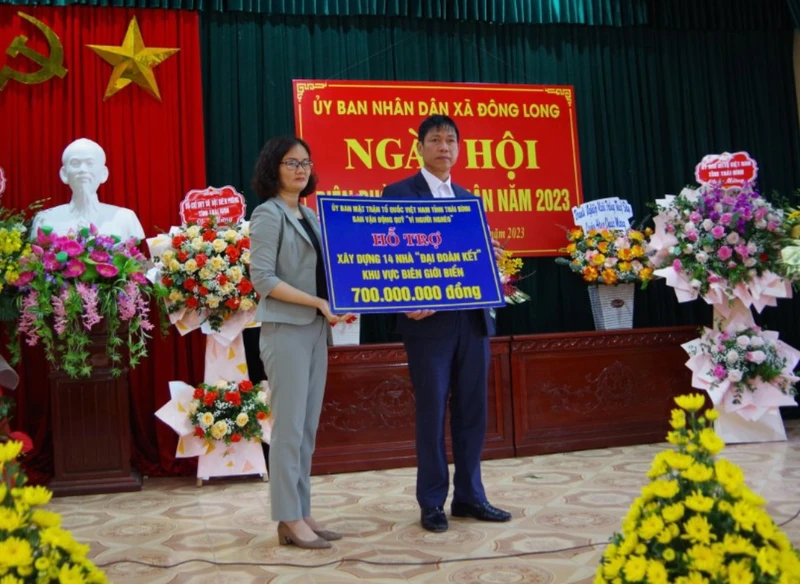 Lãnh đạo Ủy ban Mặt trận Tổ quốc Việt Nam tỉnh Thái Bình (bên trái) tặng 700 triệu đồng xây nhà Đại đoàn kết cho hộ nghèo khu vực biên giới biển tỉnh Thái Bình.
