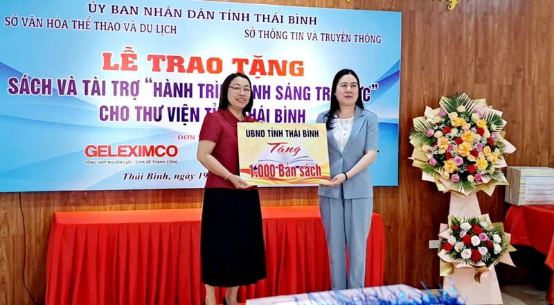 Bà Trần Thị Bích Hằng,Phó Chủ tịch Ủy ban nhân dân tỉnh Thái Bình (bên phải) trao tặng 1.000 bản sách cho lãnh đạo Thư viện tỉnh.