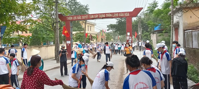 Đông đảo các em học sinh trên địa bàn xã Thái Xuyên (huyện Thái Thụy, tỉnh Thái Bình) xuống địa bàn dân cư quét dọn đường làng, ngõ xóm.