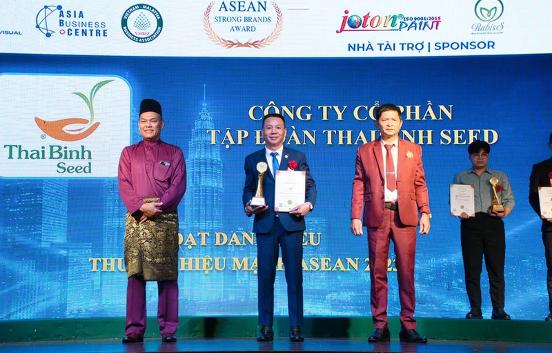 Ông Phạm Văn Hoàn, Phó Tổng Giám đốc ThaiBinh Seed nhận giải thưởng "Top 10 thương hiệu mạnh ASEAN 2023".