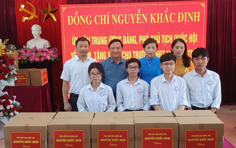 Phó Chủ tịch Quốc hội Nguyễn Khắc Định trao 1.000 cuốn sách cho thầy và trò trường THPT Nguyễn Trãi, huyện Vũ Thư, tỉnh Thái Bình.