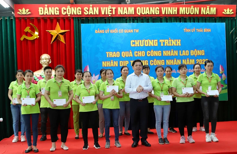 Đồng chí Nguyễn Văn Thể, Ủy viên Trung ương Đảng, Bí thư Đảng ủy Khối các cơ quan Trung ương tặng quà cho công nhân Nhà máy 6, Công ty Tân Đệ.