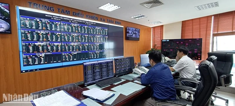 Cán bộ kỹ thuật trực theo dõi tại Trung tâm điều khiển, thuộc Điện lực Thái Bình.