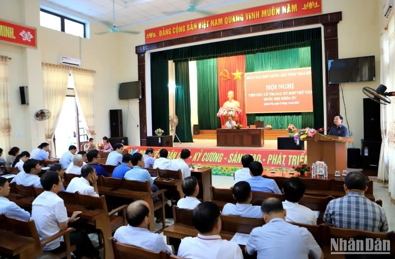 Đông đảo cử tri huyện Quỳnh Phụ và Hưng Hà tham dự buổi tiếp xúc với Phó Chủ tịch Quốc hội Nguyễn Khắc Định và Đoàn đại biểu Quốc hội tỉnh Thái Bình. 
