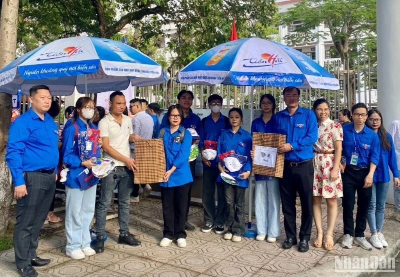 Tỉnh đoàn Thái Bình tặng quà cho tình nguyện viên tại điểm thi trường Trung học phổ thông Nguyễn Đức Cảnh (thành phố Thái Bình).