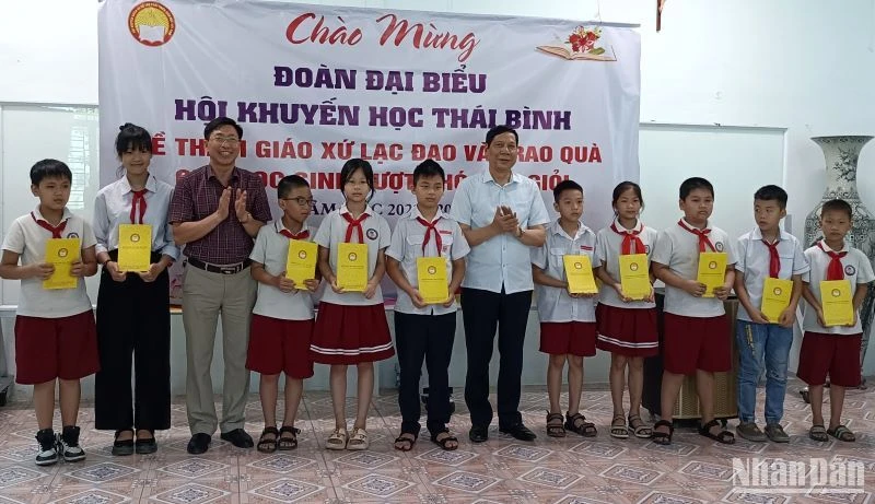 Hội Khuyến học tỉnh Thái Bình trao quà tặng các em học giỏi vượt khó tại Giáo xứ Lạc Đạo (thành phố Thái Bình). 