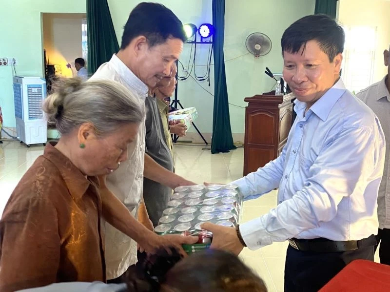 Ông Vũ Hải Quang, Phó Tổng Giám đốc VOV tặng quà các gia đình chính sách, thương bệnh binh của huyện Kiến Xương, tỉnh Thái Bình.