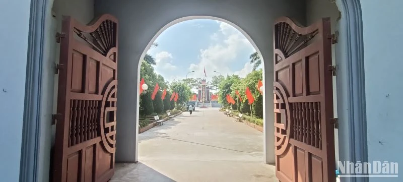 Nghĩa trang liệt sĩ huyện Đông Hưng được xây dựng vào ngày 27/7/1979.