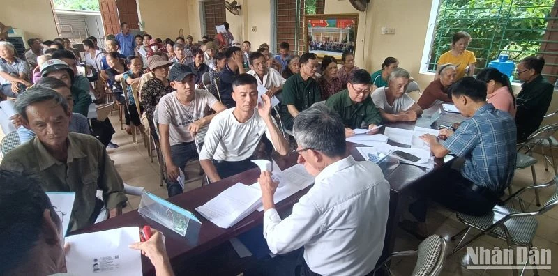 Lần đầu tiên, chính quyền huyện Vũ Thư, tỉnh Thái Bình triển khai cấp Giấy chứng nhận quyền sử dụng đất lần đầu ngay tại địa bàn cơ sở.