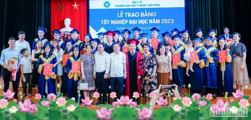 Thầy và trò Trường Đại học Y Dược Thái Bình hân hoan trong ngày vui tốt nghiệp.