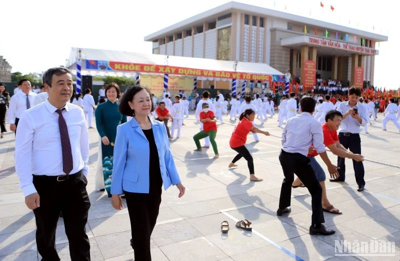Đồng chí Trương Thị Mai, Thường trực Ban Bí thư đến dự các hoạt động văn hóa, thể thao của người dân địa phương thuộc thị trấn Diêm Điền (huyện Thái Thụy, tỉnh Thái Bình).