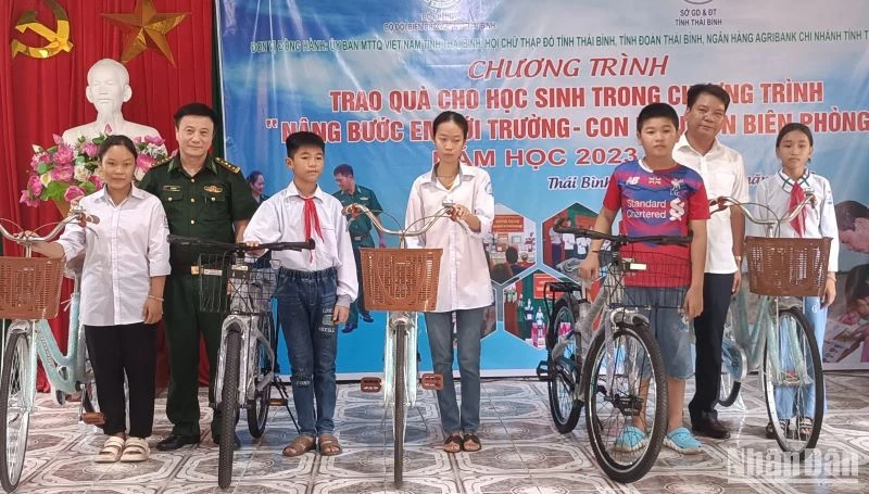 Bộ Chỉ huy Bộ đội Biên phòng cùng Sở Giáo dục và Đào tạo tỉnh Thái Bình trao xe đạp cho học sinh khó khăn khu vực đồn cửa khẩu Diêm Điền quản lý.