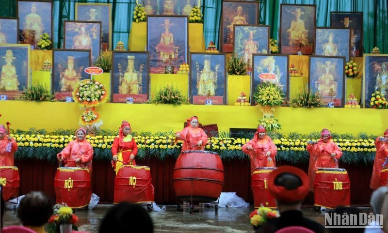 Màn trống hội tại Đại lễ giỗ Tổ họ Trần Việt Nam. (Ảnh Mai Tú)