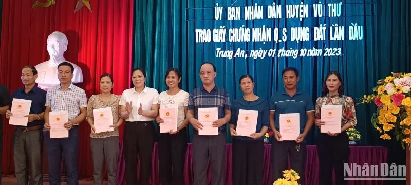 Những hộ dân đầu tiên tại xã Trung An (huyện Vũ Thư, tỉnh Thái Bình) được trao giấy chứng nhận quyền sử dụng đất lần đầu tại cơ sở. (Ảnh Mai Tú)