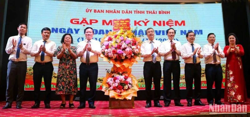 Lãnh đạo tỉnh Thái Bình tặng hoa chúc mừng cộng đồng doanh nghiệp.